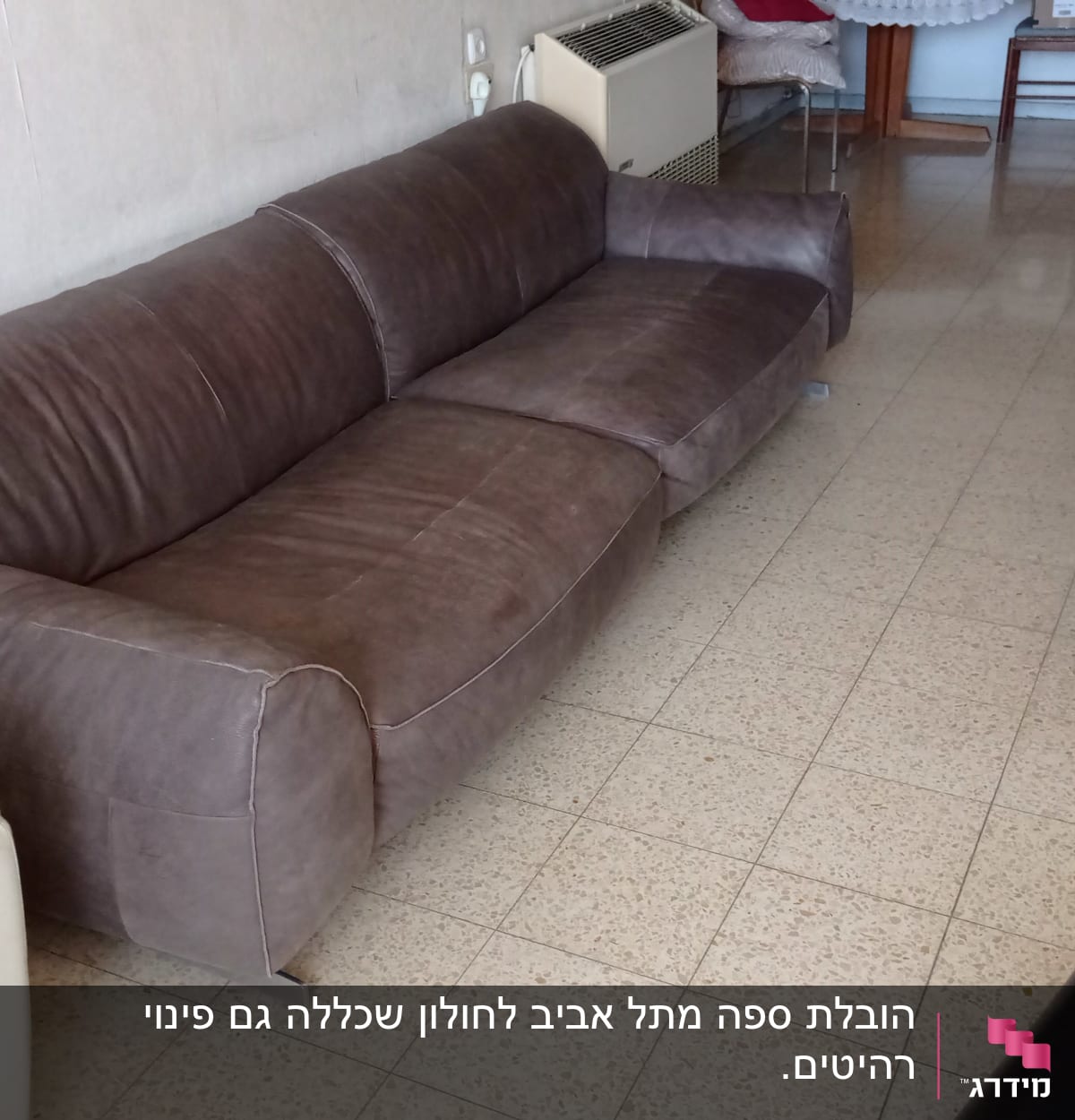 ספה חומה גדולה בחדר עם רצפת אריחים